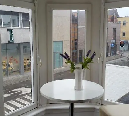 Spacious Tower Centre Apartment *